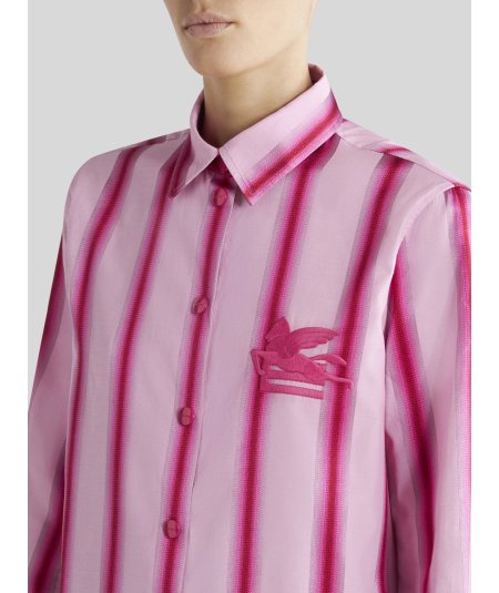 Camicia a righe con applicazione