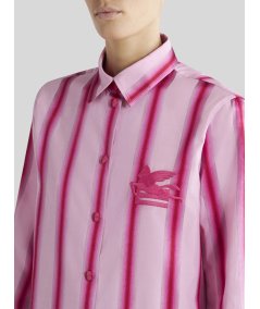 Camicia a righe con applicazione